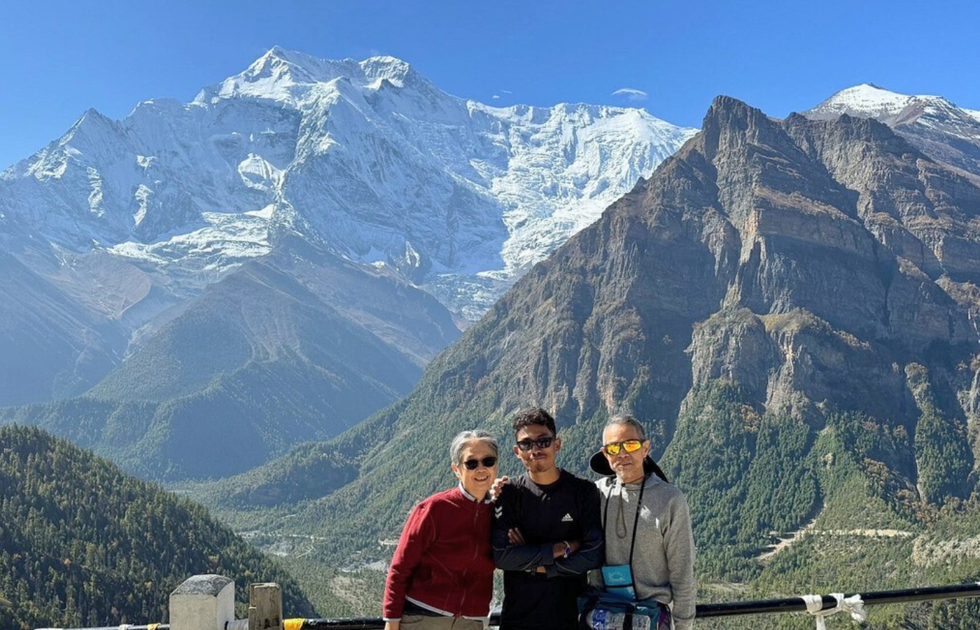 Best trek in October  Annapurna Circuit Trek with Nepali Guide