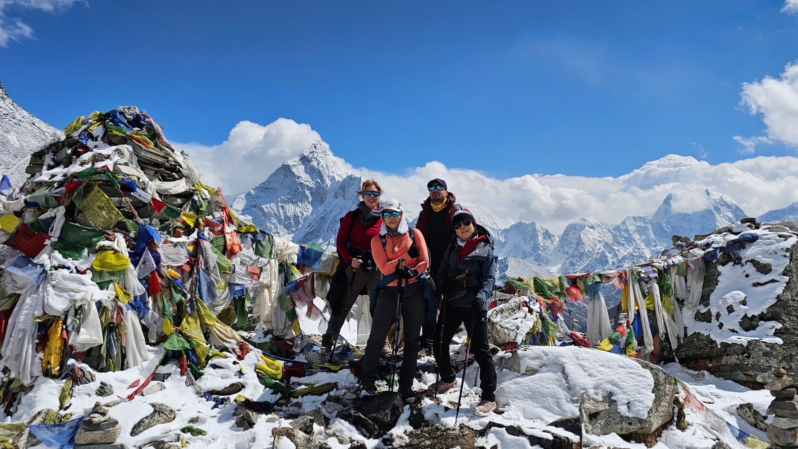 Thukla pass offersing stunning views of the mountians including lhotse and Ama Dablam